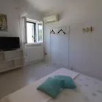 Patrizia Mediterranean Charm & Deluxe Comfort In Sleeps 6 Wifi & Ac