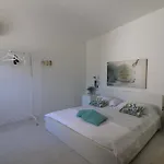 Patrizia Mediterranean Charm & Deluxe Comfort In Sleeps 6 Wifi & Ac Villa