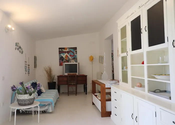 Patrizia Mediterranean Charm & Deluxe Comfort In Sleeps 6 Wifi & Ac